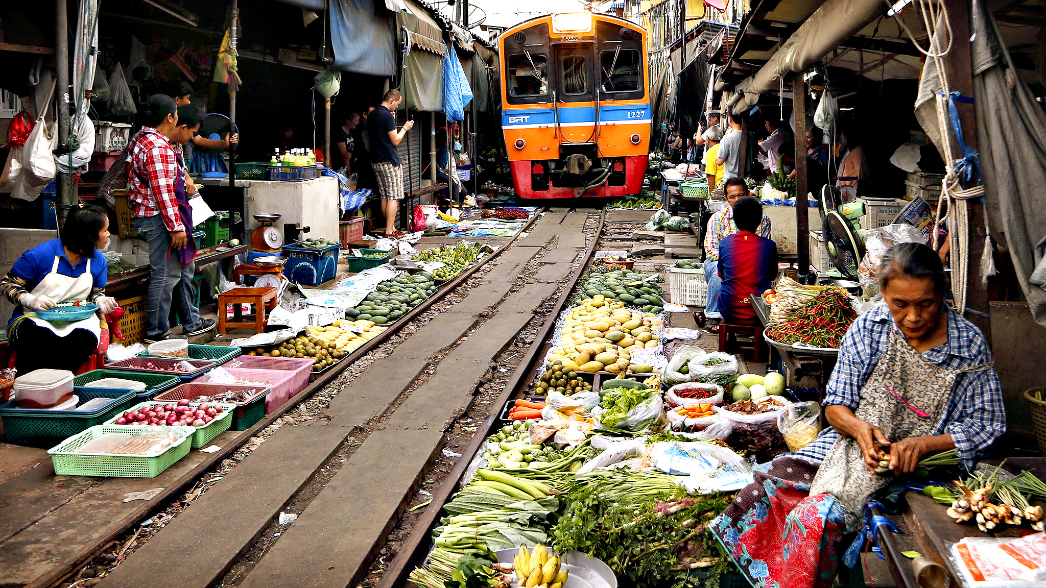 Рынки тайланда фото Железнодорожный базар в Маеклонг