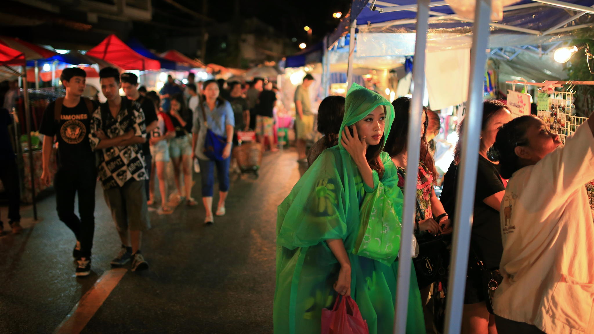 Рынки тайланда фото Субботний ночной рынок на улице Вуа Лай